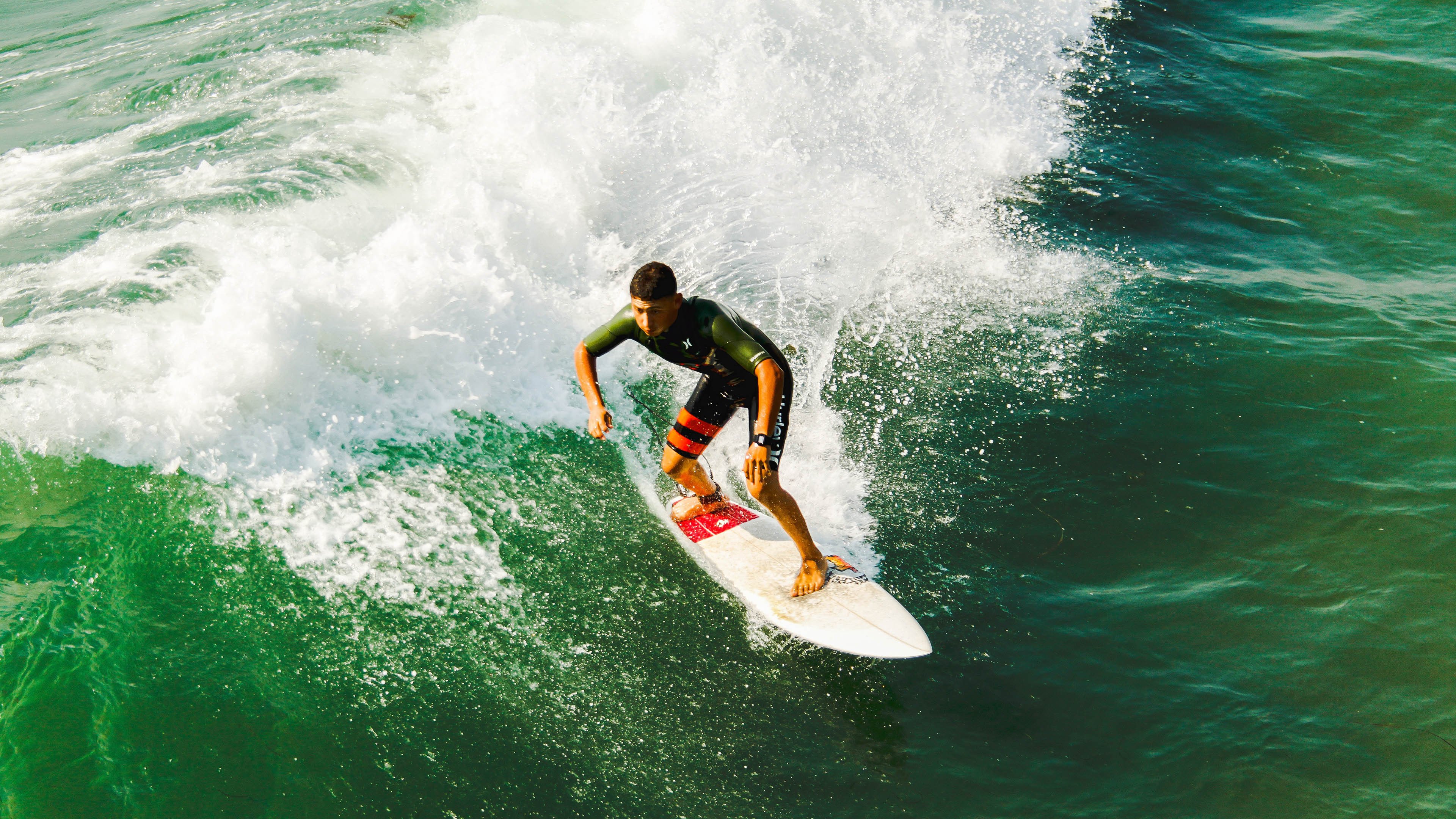 “阿仙奴战热刺：激战香港，谁能称雄？”